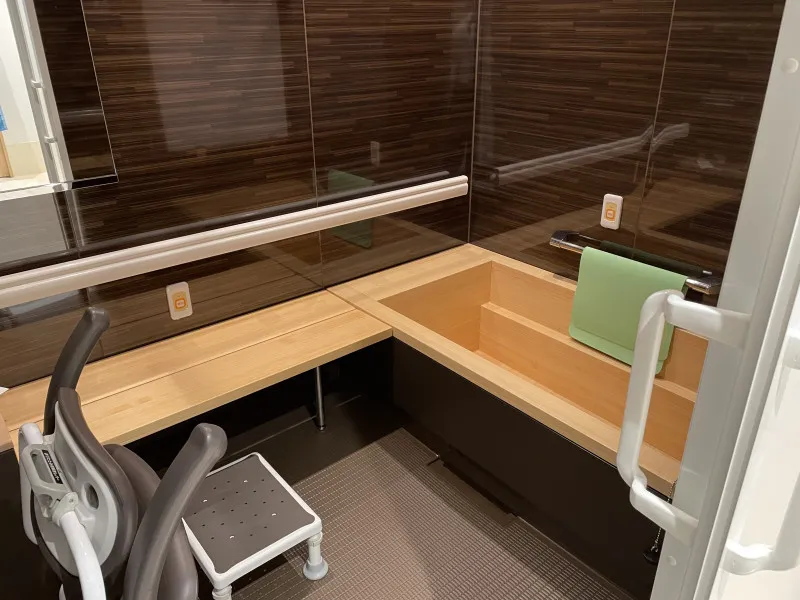 チャームスイート経堂(住宅型有料老人ホーム)の画像(22)檜風呂　浴室