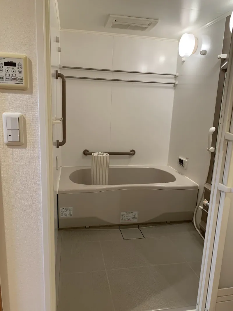 ヴェルジェ新横浜Ⅲ なしの郷(サービス付き高齢者向け住宅)の画像(15)低めの広めのお風呂